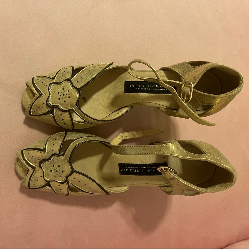 Arika Nerguiz Gold “Mi Flor” Tango Shoe, Size 8.5